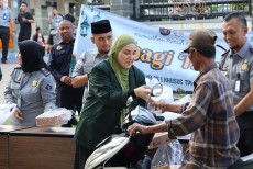 Ramadhan Berkah, Imigrasi Surabaya Bagikan 100 Paket Takjil untuk Pengguna Jalan