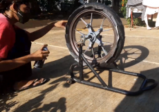 Nggak Perlu Lagi Copot Ban, Begini Cara Repaint Velg Racing Motor yang Paling Simpel