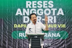 Sapa Masyarakat Jombang, Wakil Ketua MPR Rusdi Kirana Bagikan 40 Paket Umrah dan Beasiswa Kuliah