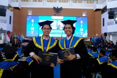 Kompak, Kembar Rasyid dan Risyad Wisuda Bareng di ITS