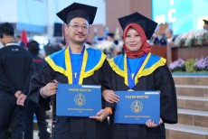 Setia dalam Suka dan Duka, Pasutri ITS Ini Wisuda Doktor Bersama