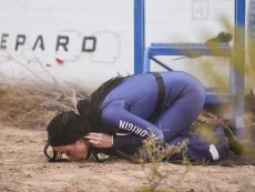 Momen Katy Perry Sujud Syukur Usai Kembali dari Perjalanan Luar Angkasa