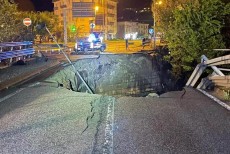 Tragedi Sinkhole Terjadi di Italia, Sebuah Mobil Terperangkap dan 2 Orang Tewas