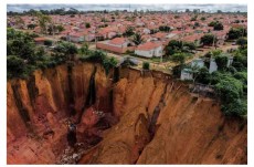 Fenomena Sinkhole, Lubang Raksasa di Tengah Jalan Hingga Musnahkan Ratusan Rumah di Brasil
