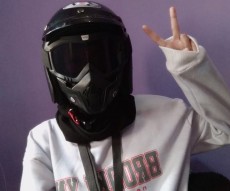 Tips Mengendarai Motor Menggunakan Helm Tanpa Kaca yang Dijamin Aman