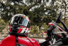 Taruh Helm di Atas Tangki Motor Ternyata Bahaya Loh, Begini Penjelasannya