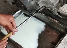 Penyebab Oli Gardan di Motor Matic Berubah Jadi Warna Putih Seperti Susu