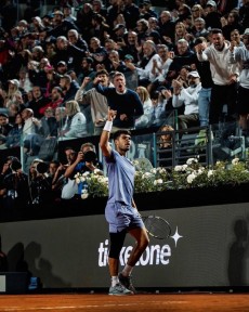 Alcaraz Lolos ke Final Roma Master dan Sukses Mempermalukan Lorenzo Mussetti di Depan Puluhan Ribu Pendukungnya