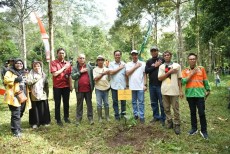 Bank NTB Syariah Dorong Ekonomi Hijau Lewat Proklim Mart dan Aksi Tanam 1.500 Bibit di Joben