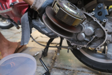 Ganti Kampas Ganda Baru di Motor Matic, Ternyata Nggak Jamin Bikin Gredek Hilang?