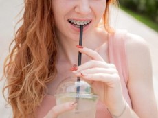 Benarkah Minum dari Sedotan Sebabkan Bibir Keriput?