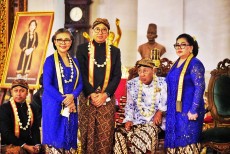 Menteri Kebudayaan Ikuti Kirab Malam 1 Suro, Tradisi Masyarakat Bersatu dalam Nilai Luhur