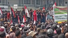 Massa Pertahankan Aksi di Kantor Bupati Pati, Polisi Sebut Ada Penyusup