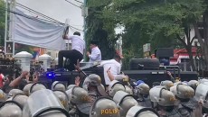 Bupati Pati Dilempari Botol Saat Temui Massa, Demonstran Tuntut Mundur