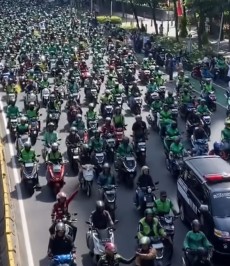 Pasukan Ojol Kawal Pemakaman Affan yang Tewas Dilindas Barracuda Polisi