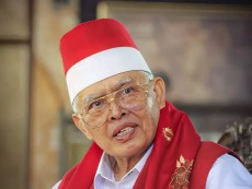 Viral! Abah Aos Haramkan Kopiah Hitam: Pemimpin Wajib Pakai Peci Merah Putih