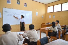 Target Jumlah Penerima Tunjangan Khusus Guru di Daerah 3T dan Terdampak Bencana Ditingkatkan