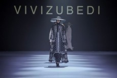 Vivi Zubedi Hadirkan Koleksi Raya Signature Monogram Bergaya Bold dan Classy