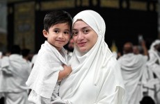 Momen Haru Nathalie Holscher Ajak Adzam Cium Kakbah di Bulan Ramadhan