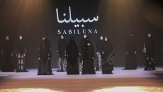 Anggun di Hari Raya dengan Koleksi Abaya Hitam dari Jenama Sabiluna