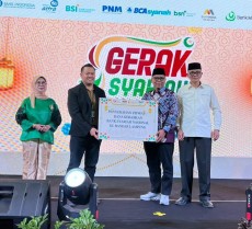 Perkuat Ekonomi Umat, Bank Syariah Nasional Serahkan Zakat via BAZNAS Lampung