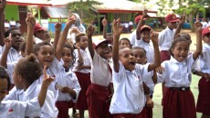 Lima Ribu Anak Terima Bantuan Perlengkapan Sekolah dari Danantara Indonesia dan PLN