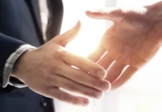 Batas-Batas Silaturahmi: Benarkah Jabat Tangan Pasca-Shalat Berjamaah Sunnah?