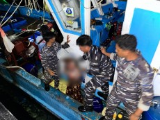 TNI AL Bersama Tim Gabungan Evakuasi Kapal Terbakar, 14 Orang Berhasil Diselamatkan