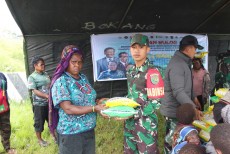 TNI dan Bulog Gelar Program Pangan Murah bagi Masyarakat Papua
