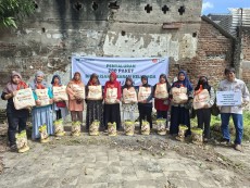 Askrindo Syariah dan Rumah Zakat Salurkan Bingkisan Lebaran untuk Lansia hingga Disabilitas