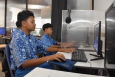 Tinjau Langsung Hari Pertama TKA SMP, Mendikdasmen Bocorkan Strategi Jitu Ujian