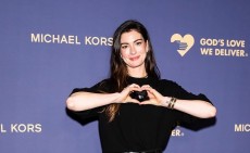 Anne Hathaway Jadi Sorotan Usai Ucap Insya Allah dalam Wawancara
