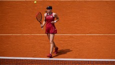 Si Cantik Elena Rybakina Susah Payah Bangkit dan Kalahkan Qinwen Zheng di Babak 32 Besar Madrid Open