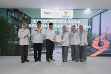 Komitmen Syariah Ditegaskan, BPRS Baiturridha Setor Zakat ke BAZNAS Sebesar Rp890 Juta