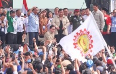 Di Depan Ribuan Buruh di Monas, Prabowo Bertekad Habiskan Hidup untuk Rakyat: Sewa 30% Gaji? Nanti Cicil Rumah Sendiri