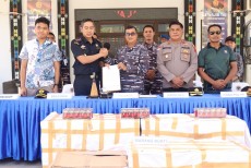 TNI AL bersama aparat gabungan gagalkan penyelundupan rokok ilegal di Labuan Bajo