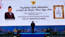 Menteri Abdul Mu'ti Terima Lencana Jer Basuki Mawa Beya Emas dari Pemprov Jawa Timur