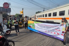 Akhir Pekan Aman di Jalur KA, KAI Ajak Pengendara Disiplin di Perlintasan dan Warga Jauhi Rel