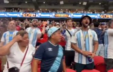 Aksi Fans Argentina Siram Minuman Alkohol ke Suporter Mesir Viral