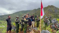 Prajurit TNI AL dari Yonif 2 Marinir bersama pemuda Komopa kibarkan Merah Putih sambut HUT ke-81 RI