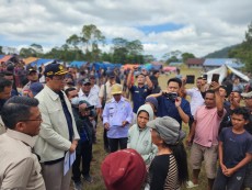 Menkeu Purbaya Tinjau Langsung Korban Gempa di NTT, Presiden Prabowo Titip Salam