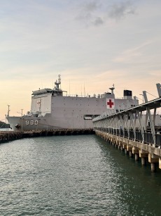 Perkuat Penanganan Gempa NTT, KRI dr Soeharso Tiba di Manggarai