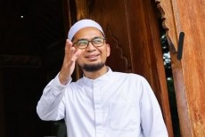 Ustaz Adi Hidayat Sentil Pemerintah Lewat Analogi Imam Shalat, Warganet Soroti Isi Pesan