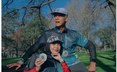 Pamer Medali Sydney Marathon, Ganjar Pranowo: Yes, Finish Strong!