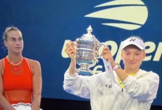 Si Cantik Rybakina Merebut Tropy Grand Slam US Open dan Membawa Pulang Hadiah 89,5 Miliar Setelah Tumbangkan Sabalenka di Final