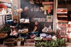 In This Economy Makin Marak, Dosen UGM Ungkap Bahaya Fenomena Downgrading