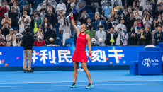 Qinwen Zheng Kalahkan Mirra Andreeva untuk Juarai WTA Beijing dan Bawa Hadiah 19,1 Miliar