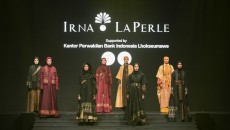 Pesona Perpaduan Tenun Bungong Jeroe-Jumputan Wongkito Bergaya Modern dari Irna La Perle