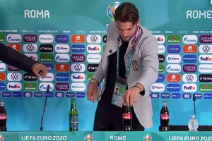 Usai Ronaldo dan Pogba, Locatelli Ikut Singkirkan Botol Coca-Cola