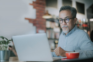 Nasihat Pakar Ekonomi Syariah untuk Mulai Bisnis di Usia 50 Tahun